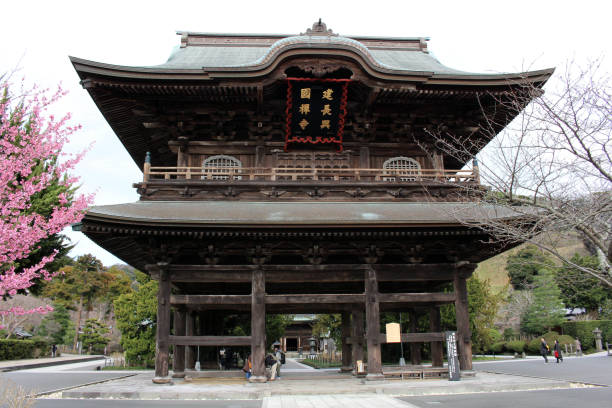 traducción: "kenchoji templo zen". uno de los cinco grandes templos de zen (gozan) - kamakura japan tourist people fotografías e imágenes de stock