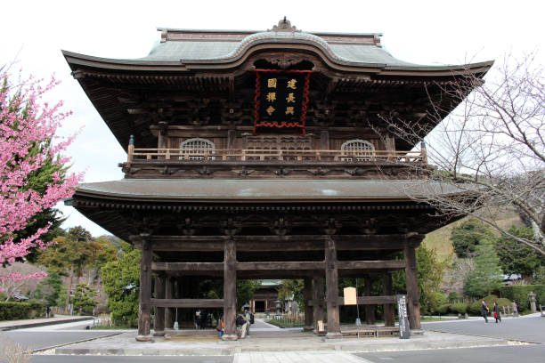 traduction : « kenchoji temple zen ». l’un des cinq grands temples zen (gozan) - kamakura japan tourist people photos et images de collection