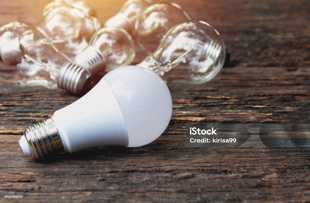 Ampoules avec brillant sur fond de table en bois. Idée, créativité et économies d’énergie avec les ampoules concept. - Photo de Efficacité énergétique libre de droits