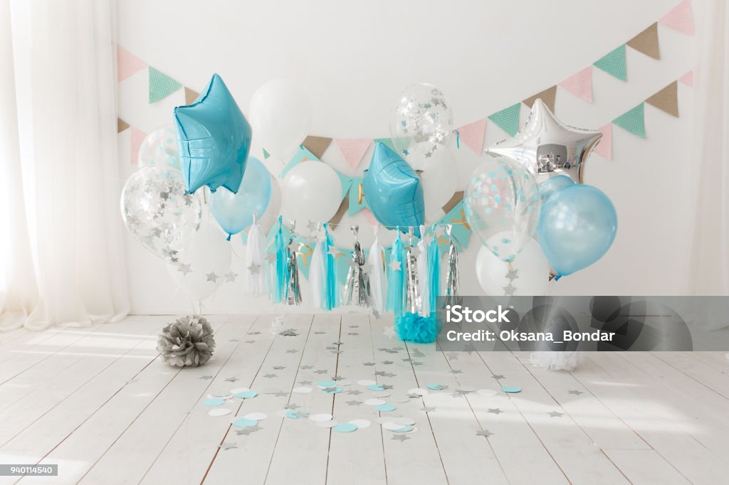 Festliche Hintergrunddekoration für Geburtstagsfeier mit Gourmet-Kuchen und blaue Luftballons in Studio, Kuchen Jahr smash Erstkonzept - Lizenzfrei Party Stock-Foto