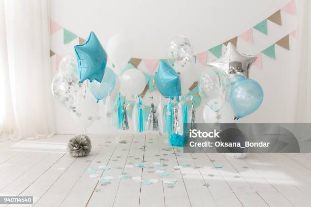 Festliche Hintergrunddekoration Für Geburtstagsfeier Mit Gourmetkuchen Und Blaue Luftballons In Studio Kuchen Jahr Smash Erstkonzept Stockfoto und mehr Bilder von Party