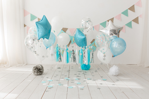 Decoración de fondo festivo para celebración de cumpleaños con globos azul y pastel gourmet en el estudio, concepto de año smash primer pastel photo