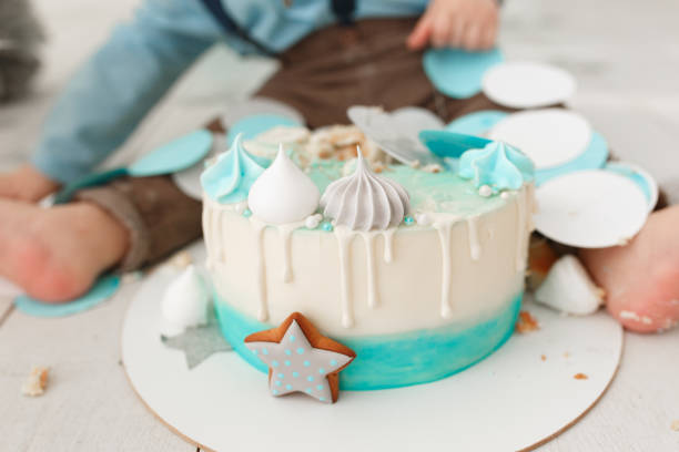 baby cake smash - cake birthday domestic kitchen child fotografías e imágenes de stock
