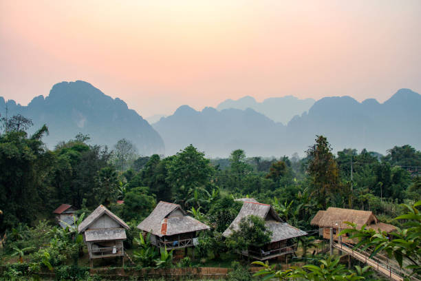 tramonto a vang vieng, laos - vang vieng foto e immagini stock