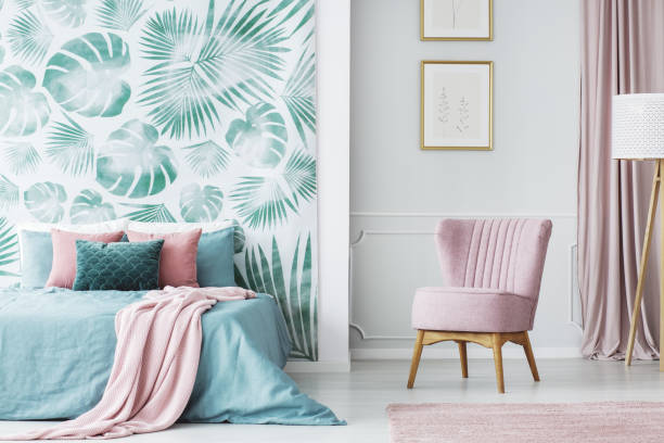 wygodne jasnoróżowe krzesło tapicerowane - decor indoors pillow bedroom zdjęcia i obrazy z banku zdjęć