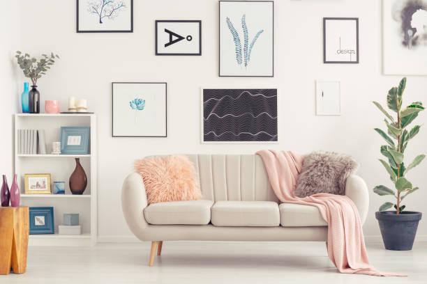 sofa in living room - parede ilustrações imagens e fotografias de stock