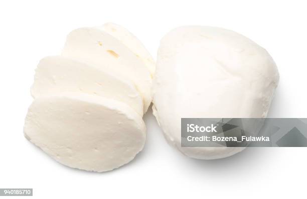 Mozzarella Isolated On White Background Stockfoto und mehr Bilder von Mozzarella - Mozzarella, Freisteller – Neutraler Hintergrund, Scheibe - Portion