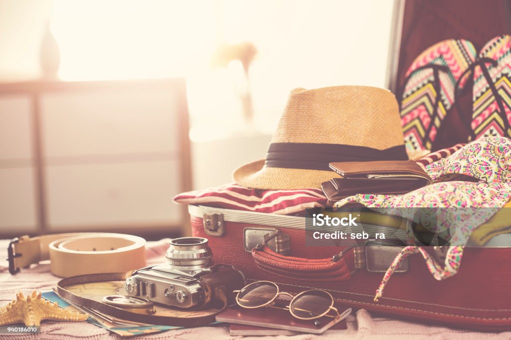 여행 가방 prepareing 컨셉 - 로열티 프리 휴가 스톡 사진