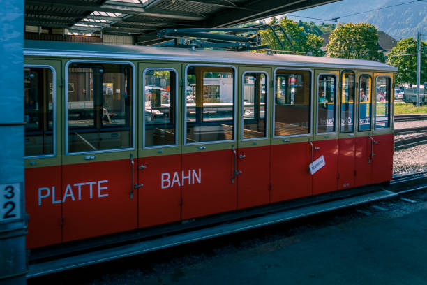 vagão de schynige platte-bahn na estação de wilderswil - jungfrau bahn - fotografias e filmes do acervo