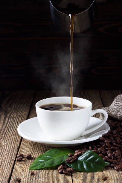 wylewanie kawy w filiżance - coffee time zdjęcia i obrazy z banku zdjęć