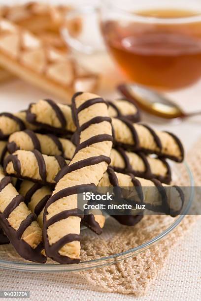 Vanille Schokolade Kekse Und Tee Stockfoto und mehr Bilder von Biscotti - Biscotti, Bäckerei, Dekoration