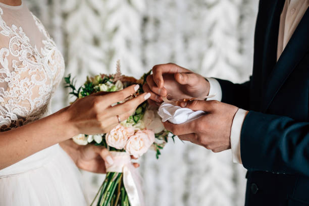 白い結婚式の指輪の交換 - wedding newlywed bride couple ストックフォトと画像