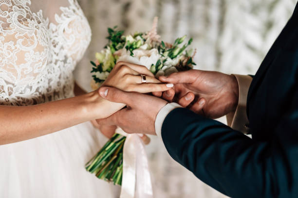 uitwisseling van trouwringen wit - wedding stockfoto's en -beelden