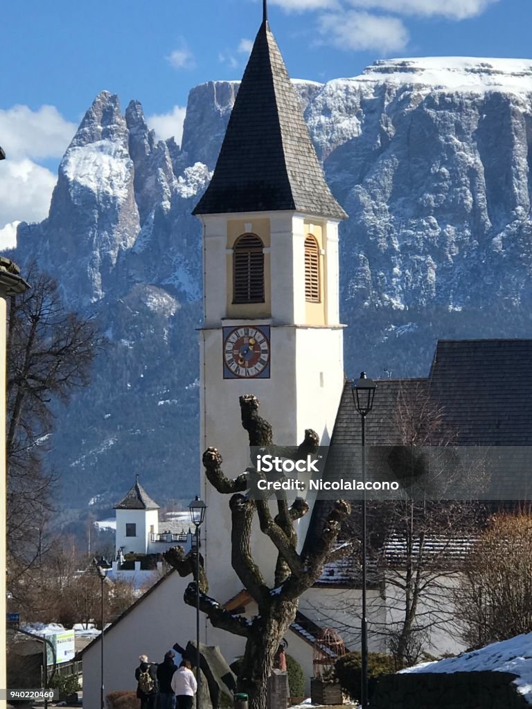 Kirche mit Alpen im Hintergrund - Lizenzfrei Alpen Stock-Foto