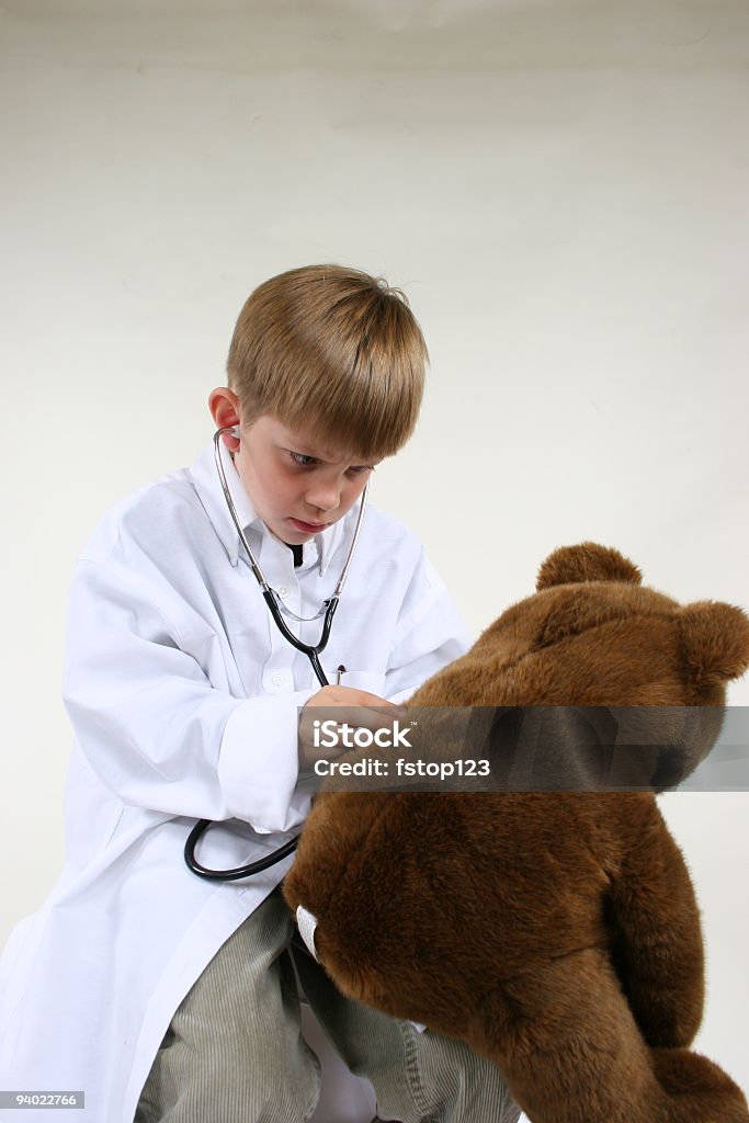 Criança brinca médico com Urso de Pelúcia. - Royalty-free Amor Foto de stock