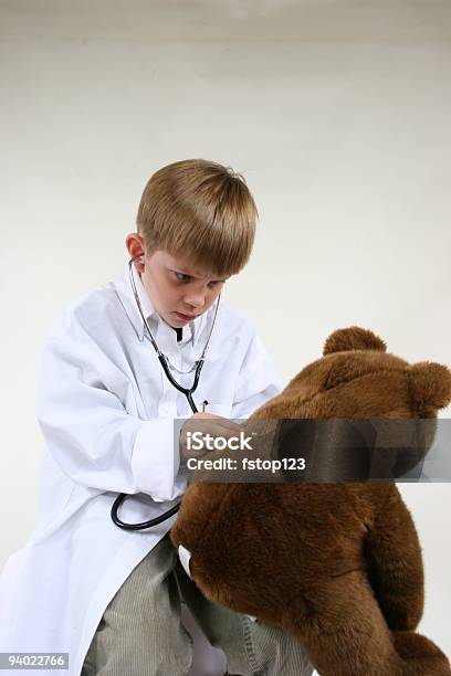 Criança Brinca Médico Com Urso De Pelúcia - Fotografias de stock e mais imagens de Amor - Amor, Bata de Laboratório, Bem-estar