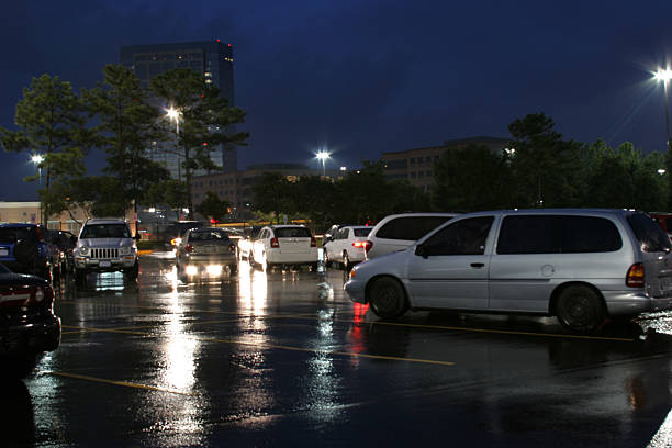 주차장 질 수 있습니다. 우르바노 있습니다. 차량 지동차. 비가 잦습니다. - street light parking lot night lot 뉴스 사진 이미지