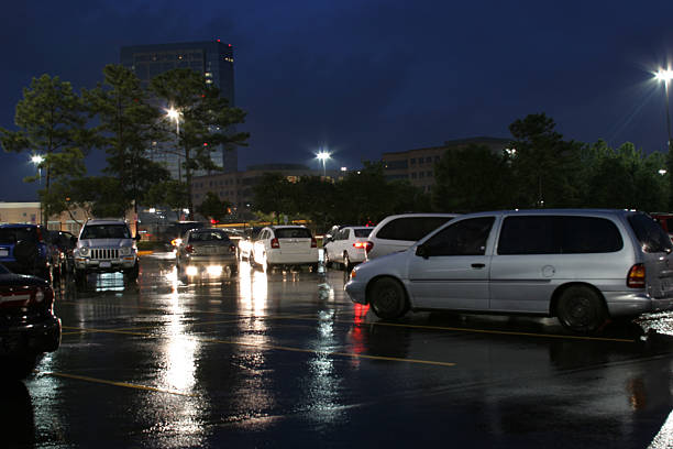 parque de estacionamento, o anoitecer, à noite. cidade urbana. veículos automóveis. chuvoso. - street light parking lot night lot imagens e fotografias de stock