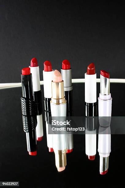 Lipsticks 점착층의 미러 0명에 대한 스톡 사진 및 기타 이미지 - 0명, 개성-개념, 개체 그룹