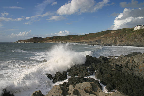 Onda quebrando no Woolacombe, Devon, Inglaterra - foto de acervo