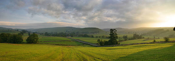 Manhã cedo, Malham, Yorkshire, Inglaterra. - foto de acervo