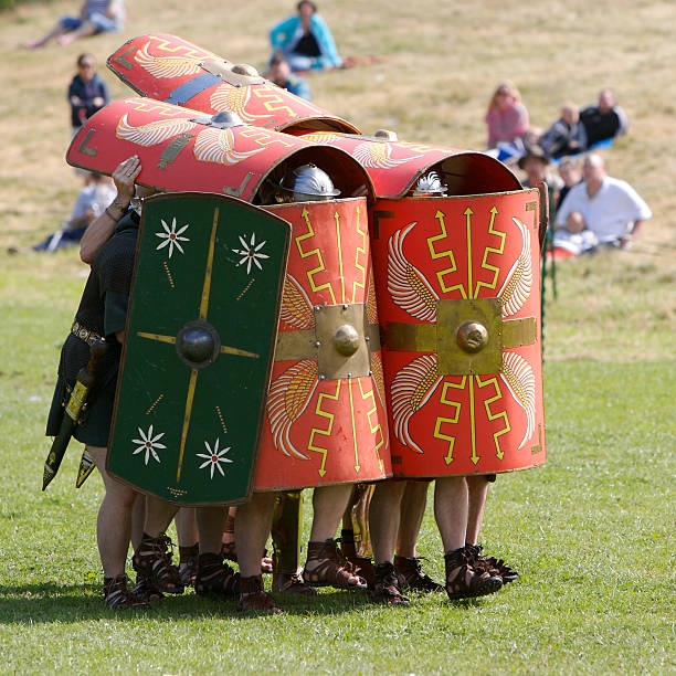 римская testudo (черепаховый - battle dress стоковые фото и изображения