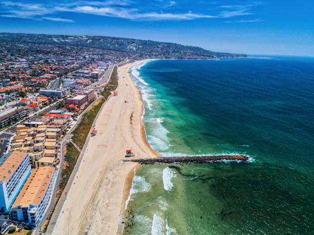 レドンド ビーチ カリフォルニア突堤の空撮 - redondo beach ストックフォトと画像