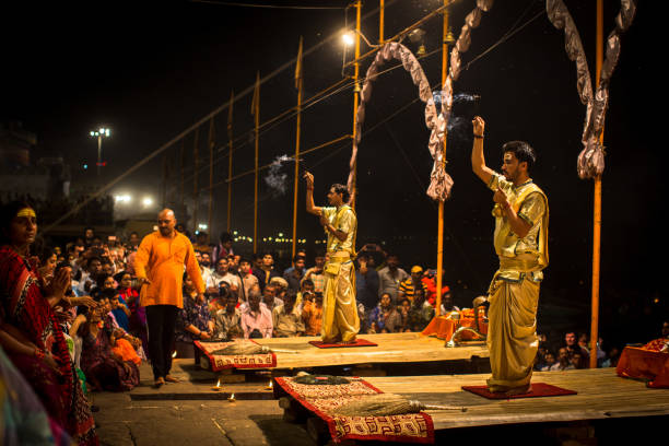 바라나시의 갠지스 강 근처 dashashwamedh 산길에 예배. - shiva sanskrit god india 뉴스 사진 이미지