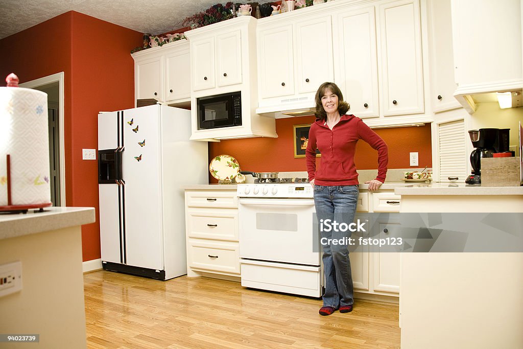 Mulher Madura na cozinha - Royalty-free Frigorífico Foto de stock