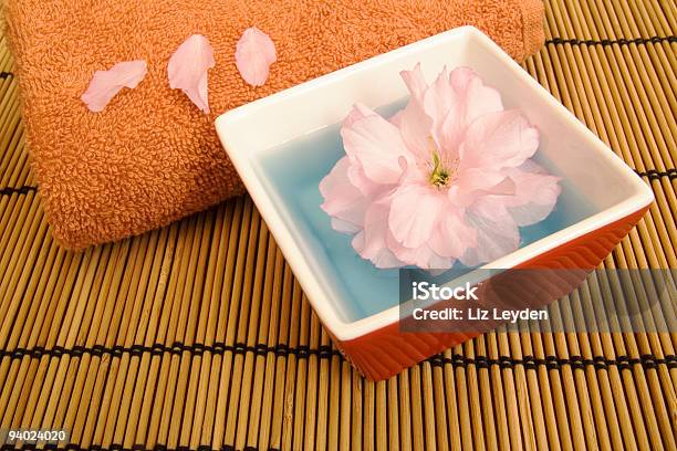 Fiore Di Galleggiante Con Asciugamano Per Il Viso - Fotografie stock e altre immagini di Acqua - Acqua, Ambientazione tranquilla, Aromaterapia