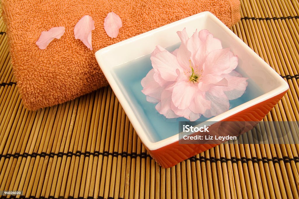 Pływający Kwiecie z twarzy ręcznikiem - Zbiór zdjęć royalty-free (Aromaterapia)
