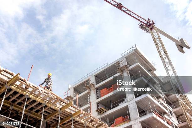 Vista Cantiere Con Gru A Torre - Fotografie stock e altre immagini di Industria edile - Industria edile, Cantiere di costruzione, Costruire