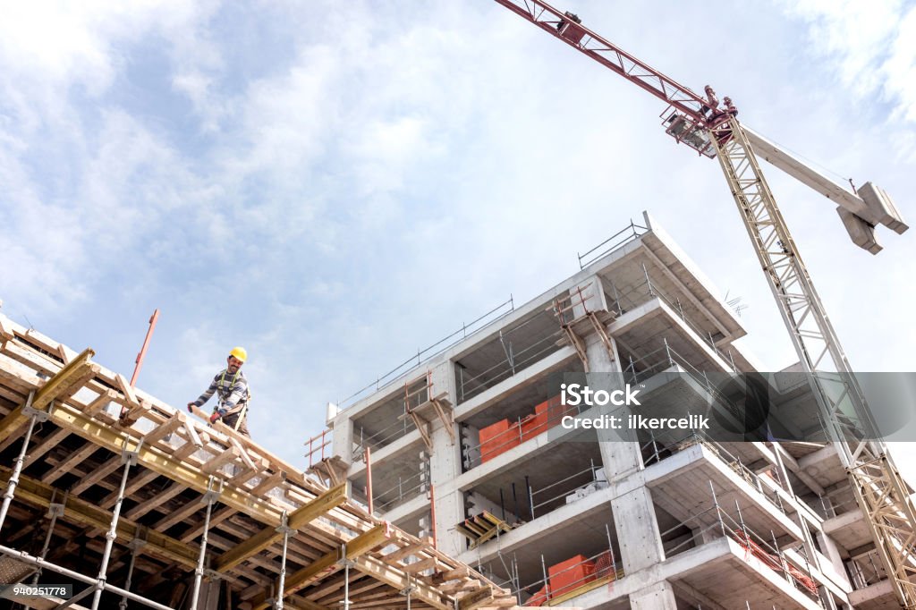 Вид на строительную площадку с башенного крана - Стоковые фото Строительная отрасль роялти-фри