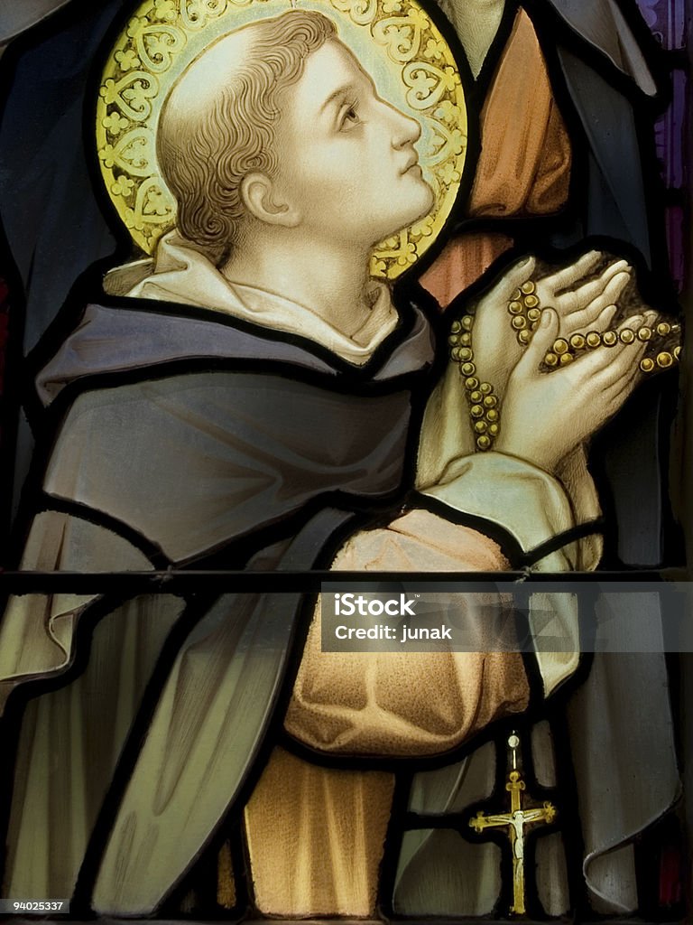 Saint com uma profunda em oração de Terço - Foto de stock de Contas de Terço royalty-free