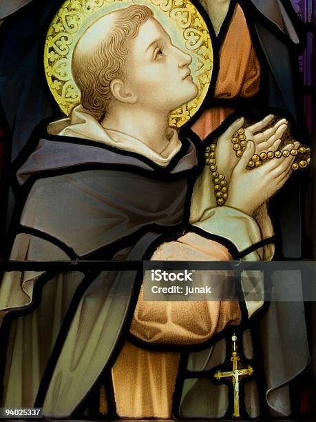 Foto de Saint Com Uma Profunda Em Oração De Terço e mais fotos de stock de Contas de Terço - Contas de Terço, Catolicismo, Vitral