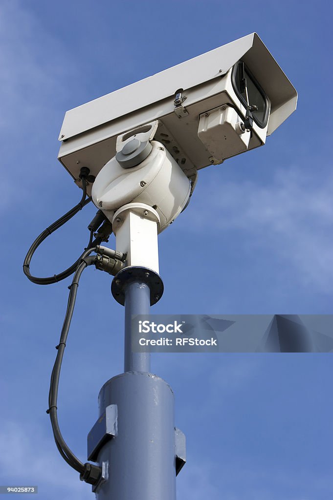 CCTV камеры на голубое небо облачно - Стоковые фото Без людей роялти-фри