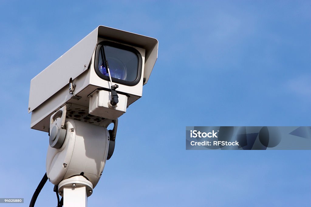 Kamery CCTV w pochmurny błękitne niebo - Zbiór zdjęć royalty-free (Aparat fotograficzny)