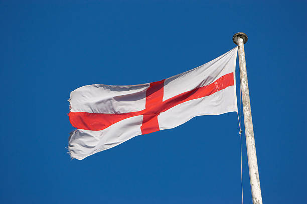 st george's cross-flaga anglii - english flag st george flag flying zdjęcia i obrazy z banku zdjęć