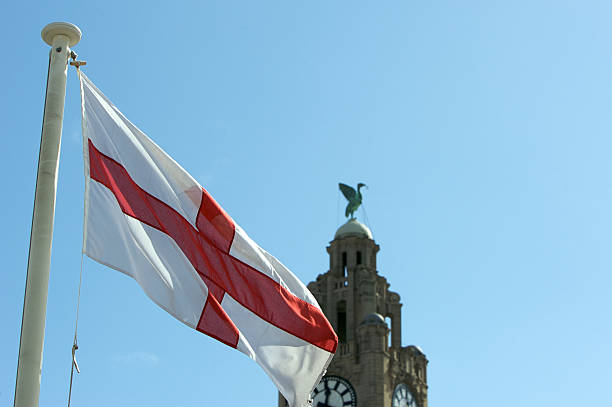 st george's cross und die royal liver building-liverpool - english flag st george flag st stock-fotos und bilder