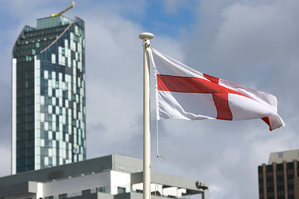 st george's cross und neuen bürogebäude, liverpool - english flag st george flag st stock-fotos und bilder