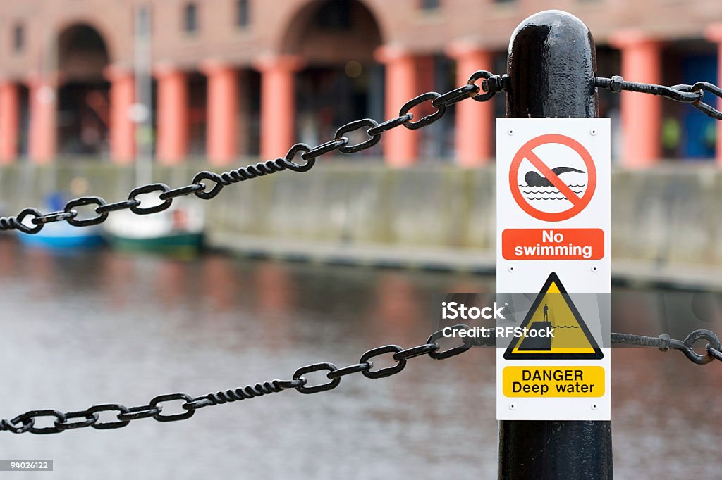 Não nadar em águas profundas, e as placas para a Albert Dock, Liverpool - Foto de stock de Amarelo royalty-free
