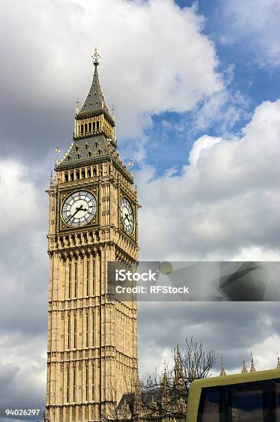 Trener Przechodząc Przez Big Ben - zdjęcia stockowe i więcej obrazów Altostratus - Altostratus, Anglia, Autokar