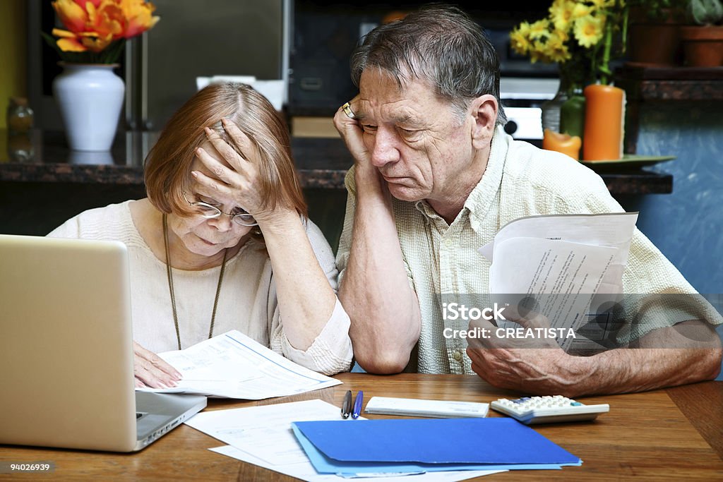 Casal sênior em casa com muitos contas - Foto de stock de Terceira idade royalty-free