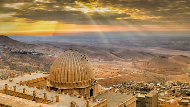 mardin landschaft aus zinciriye madrasah - jerusalem middle east architecture jerusalem old city stock-fotos und bilder