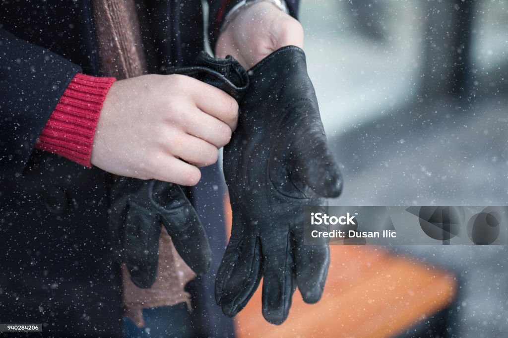 Mettre des gants d’hiver sur l’homme - Photo de Paire de gants libre de droits