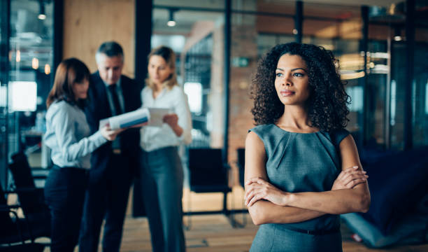 faire une décision - thinking women businesswoman business photos et images de collection