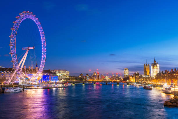 istock Night view of River Thames 940287958