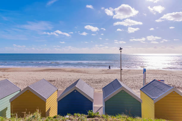 cabañas de la playa de bournemouth y vistas al mar - poole fotografías e imágenes de stock