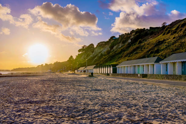 praia de bournemouth durante o pôr do sol - bournemouth - fotografias e filmes do acervo