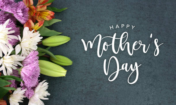 美しいカラフルな白、ピンク、オレンジ、紫、緑の花の花の花束と暗い黒板背景に幸せな母の日書道休日スクリプト - bouquet mothers day tulip flower ストックフォトと画像
